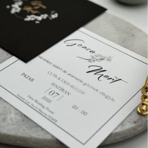 Siyah Kare Zarfa Beyaz Çiçek Baskılı Davetiye Modeli