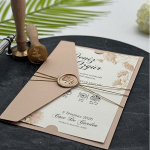 Kahverengi Katlamalı İçi Çiçek Desenli Mühürlü Davetiye