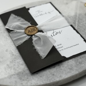 İç Kenarları Tıtıklı Kumaş Bağlamalı Mühürlü Davetiye