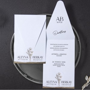 Beyaz Üçgen Kapaklı Zarfsız Altı Yaldız Süslemeli Davetiye