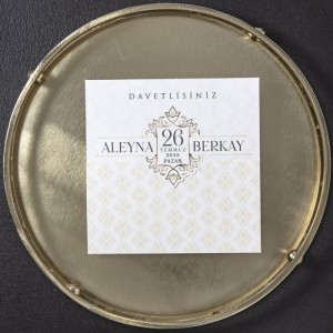 Altın Renkli Barok Desenli Alttan Katlamalı Davetiye Modeli