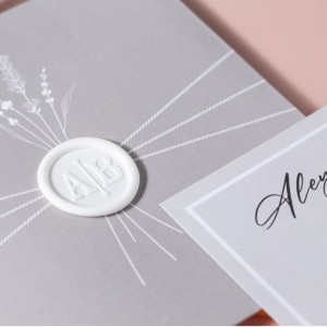 Gri Kare Zarfa Beyaz Çizgisel Tasarımlı Beyaz Mühürlü Davetiye