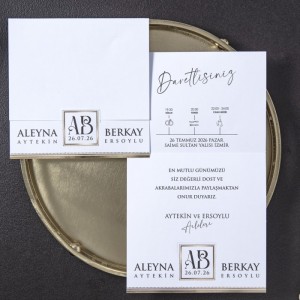 Beyaz Katlamalı Geçmeli Kare Davetiye Modeli