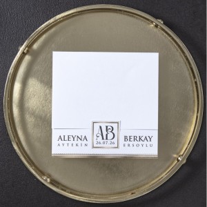 Beyaz Katlamalı Geçmeli Kare Davetiye Modeli