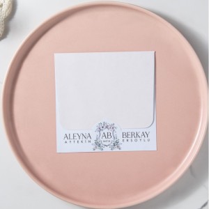 Dışı Krem Renkli Geçmeli Katlamalı Kare Davetiye