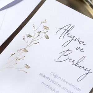 Üstten Üçgen Kapaklı Zarflı Yaldızlı Çiçekli Davetiye Modeli