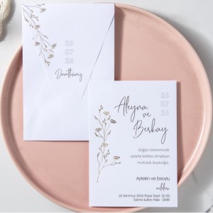 Üstten Üçgen Kapaklı Zarflı Yaldızlı Çiçekli Davetiye Modeli