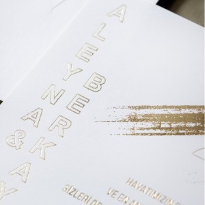 Beyaz Zemine Modern Yaldız Süslemeli Beyaz Zarflı Davetiye