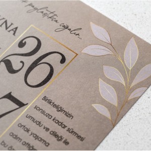 Açık Kahverengi Zeminli Sade Yaprak Tasarımlı Davetiye Modeli