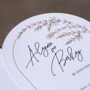 İçi Oval Kesim Yaldız Süslemeli Zarfı Baskılı Davetiye Modeli