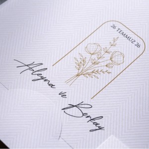 Zarfı İçi Balıksırtı Desenli Kare Davetiye Modeli