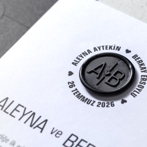 İçi Beyaz Siyah Mühürlü Siyah Zarflı Davetiye Modeli