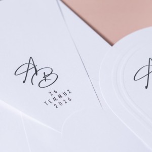 İçi Oval Kesim Kabartma Motifli Üçgen Kapak Zarflı Davetiye