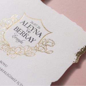 İçi Kenarları Tırtıklı Yaldız Süslemeli Sade Düğün Davetiyesi