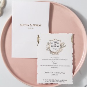 İçi Kenarları Tırtıklı Yaldız Süslemeli Sade Düğün Davetiyesi