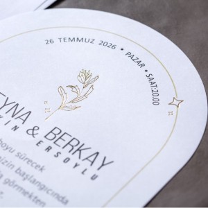 İçi Beyaz Oval Kesimli Beyaz Zarflı Sade Davetiye Modeli