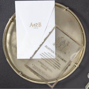 Kenarları Yaldızlı Şeffaf PVC Beyaz Üçgen Kapak Zarflı Davetiye