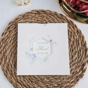 Pembe Zemine Sade Çiçek Desenli Pencereli Davetiye Modeli