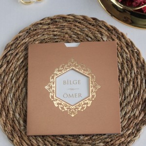 Açık Kaahverengi Pencereli Zarfa Yaldız Süslemeli Davetiye