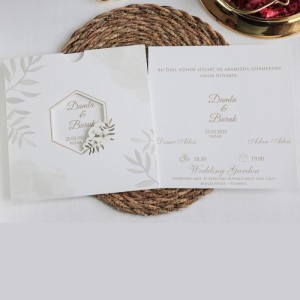 Sade Yaprak Desenli Pencereli Kare Davetiye Modeli