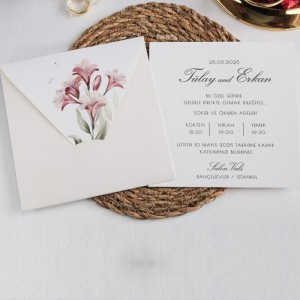 Kare Çiçek Desenli Geçmeli Zarflı Düğün Davetiyesi