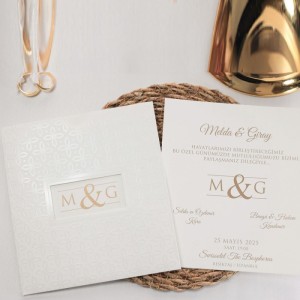 Kare Beyaz Laklı Desenli Zarflı Sade Davetiye Modeli