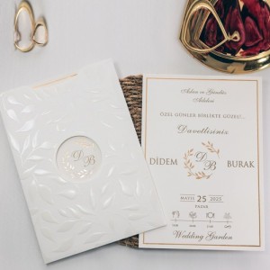 Oval Pencereli Laklı Desenli Zarflı Sade Davetiye Modeli