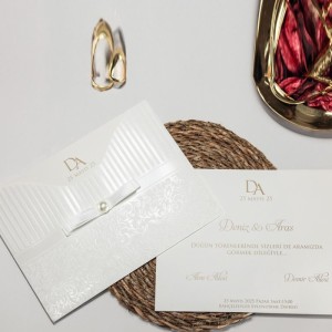 Çizgili Desenli Lak Uygulamalı Fiyonklu Düğün Davetiyesi