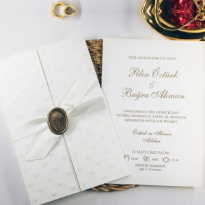 Zarfı Özel Dokulu Kağıttan Fiyonklu Mühürlü Davetiye Modeli