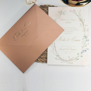 Açık Kahverengi Zarflı Yaldız Baskılı Davetiye Tasarımı