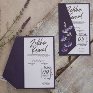 Mor Zemine Çiçek Desen Baskılı Soldan Katlamalı Düğün Davetiyesi