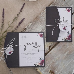 İçi Çiçek Tasarımlı İpli Etiketli Katlamalı Davetiye Modeli