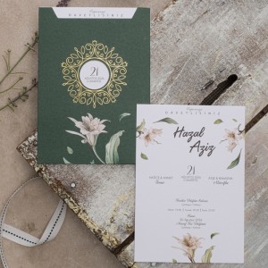 Yeşil Yaldız Süslemeli Zarflı Dikey Tasarımlı Davetiye Modeli