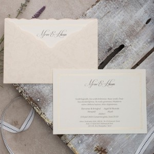 Üstten V Kesimli Dokulu Krem Zarflı Sade Düğün Davetiyesi