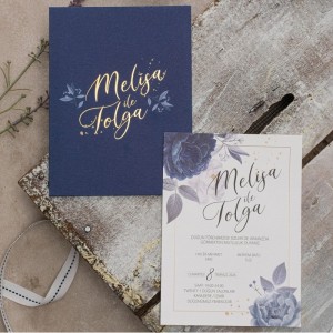 İçi Çiçek Desenli Lacivert Zarfa Yaldız Baskılı Davetiye Modeli