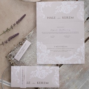 İçi Dışı Gri Zemine Beyaz Desenli Katlamalı Bantlı Düğün Davetiyesi