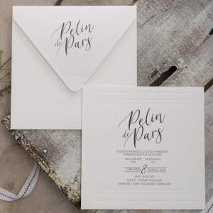 İçi Sade Kabartmalı Zarfı Baskılı Kare Düğün Davetiyesi