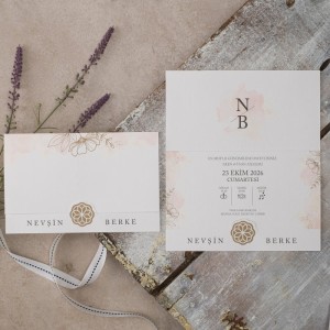 Sade Çiçek Desenli Üstten Katlamalı Zarfsız Düğün Davetiyesi