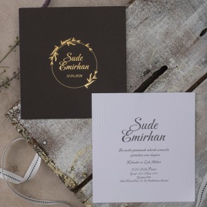 Siyah Kare Zarf Üstüne Yaldız Baskılı Sade Düğün Davetiyesi