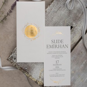 Dikey Sade Tasarımlı Zarfa Altın Yaldız Baskılı Şık Düğün Davetiyesi