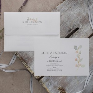 Beyaz Yatay Katlamalı Zarflı Sade Çiçekli Davetiye Modeli