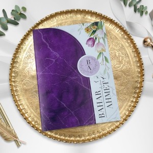 Soldan Katlamalı Mor Çiçek Figürlü Düğün Davetiyesi