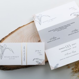 Sade Çiçekli Üçe Katlamalı Kuşaklı Davetiye