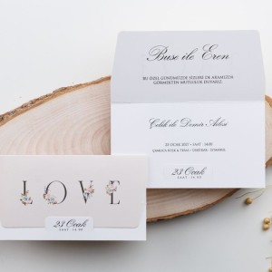 Üstü Love Yazılı Romatink Katlamalı Davetiye