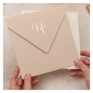 Pudra Kare Zarflı Krem Yaldız Süslemeli Düğün Davetiyesi