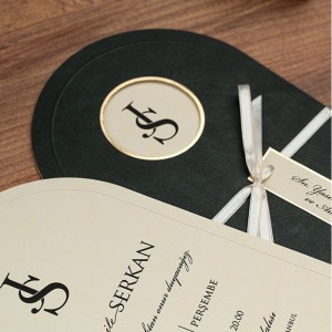 Yeşil Oval Pencereli Zarflı Beyaz Kurdeleli Davetiye Modeli