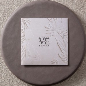 Yaprak Desenli Zarfı Baskılı Kare Düğün Davetiyesi