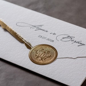 Katlamalı Altın Yaldız Süslemeli Etiketli Düğün Davetiyesi