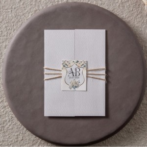 İçi Sütunlu Tasarımlı Katlamalı Dışı İpli Etiketli Davetiye Modeli