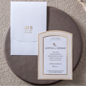 İç Çerçevesi Krem Yaldız Süslemeli Beyaz Zarflı Davetiye Modeli